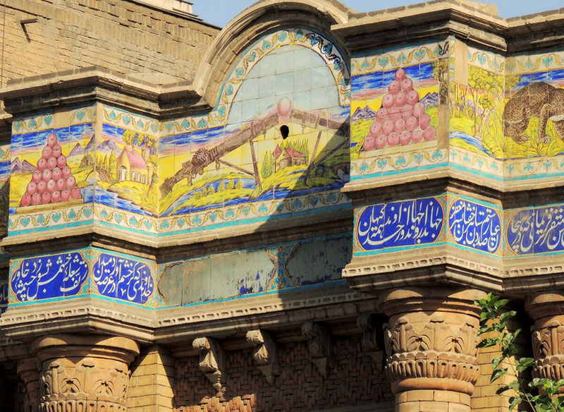 کاشی کاری ها و تزئینات سردر باغ ملی تهران